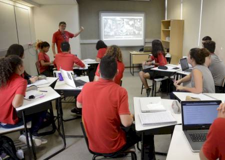 Meninas têm poucas referências em exatas e dificuldade em matemática