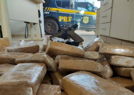 PRF apreende pistola e 60 kg de maconha em Água Clara