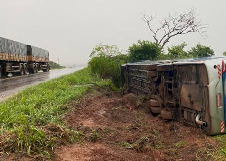 Ônibus com passageiros sai da pista e tomba na MS-276 em Batayporã