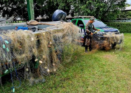 Polícia Ambiental apreende 16 redes de pesca, 15 boias com anzóis e 29 anzóis de galho no rio Paraná