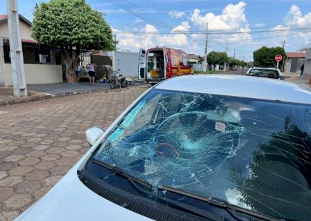 Colisão entre carro e bicicleta elétrica deixa mulher ferida no Centro Educacional