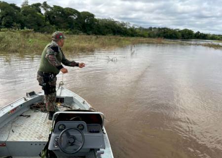 Polícia Ambiental de Mundo Novo fiscaliza 65 embarcações e 143 pescadores no rio Paraná