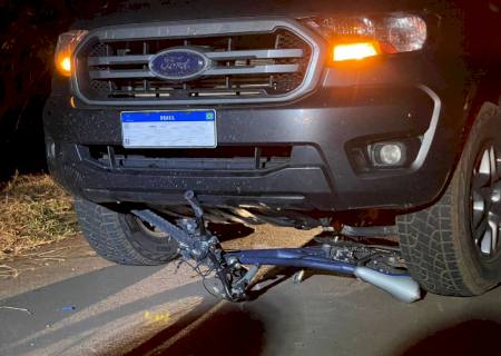 Caminhonete colide com ciclista que estava no meio da pista no anel viário em Nova Andradina