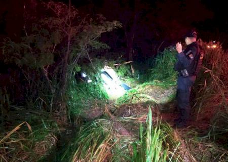 Após aquaplanar, carro sai da pista, capota e bate em árvore entre Nova Andradina e Casa Verde