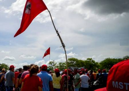 Sem-terra ocupam fazenda pertencente à Embrapa Semiárido