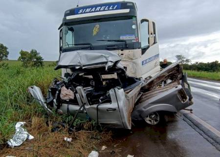 Colisão entre caminhonete e carreta mata motorista na BR-267, região de Nova Casa Verde