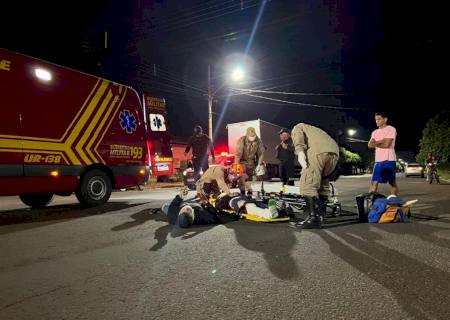 Colisão entre moto e carro deixa dois feridos no bairro Irman Ribeiro