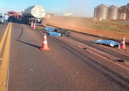 Homem e dois filhos de moto morrem atropelados por carreta em MS