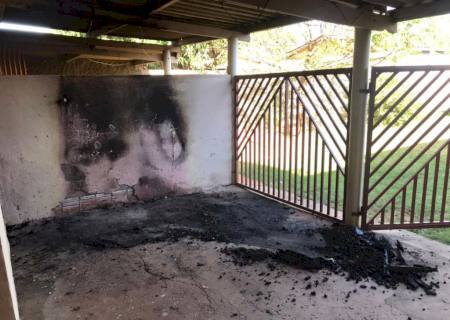 Jovem tem sofá incendiado em residência no Centro Educacional