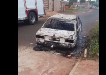 Vídeo: Carro fica destruído por incêndio em Nova Andradina