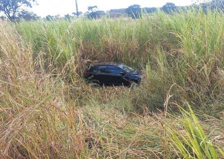 Motorista perde controle de carro e sai da pista entre Nova Andradina e distrito de Casa Verde