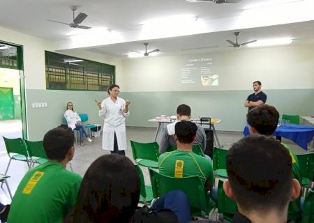 Palestras sobre higiene bucal e alimentação saudável são promovidas aos alunos da Escola Nair Palácio