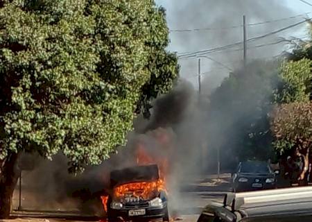 Carro fica destruído por incêndio em Nova Andradina