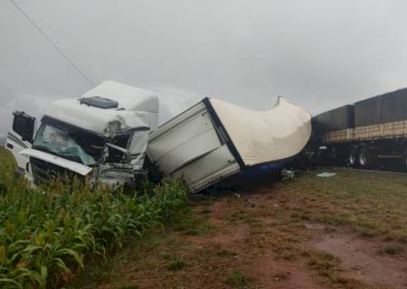 Batida envolvendo ao menos duas carretas e um carro deixa uma pessoa morta na MS-276 em Batayporã