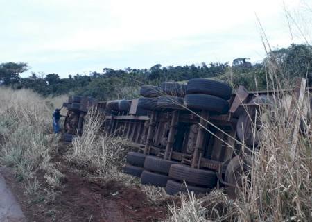 Carreta tomba na MS-276 entre Batayporã e Anaurilândia