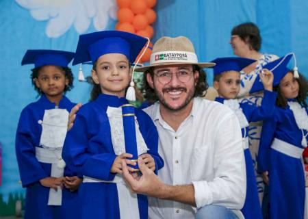 Famílias lotam salão e celebram formatura de mais de 165 alunos da Educação Infantil