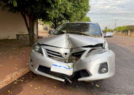 Durante discussão dentro de carro, mulher perde controle e colide em árvore na avenida Rio Brilhante