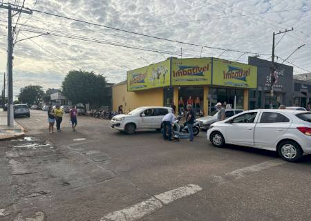 Acidente entre carro e moto deixa uma pessoa ferida no centro de Nova Andradina