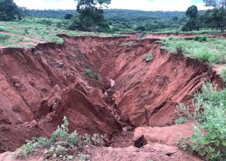 PMA de São Gabriel do Oeste autua paranaense em R$ 50 mil por voçoroca em área protegida