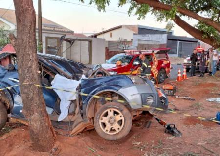 Adolescentes pegam veículo escondido e colidem em árvore, um morre e outro fica em estado grave na Capital