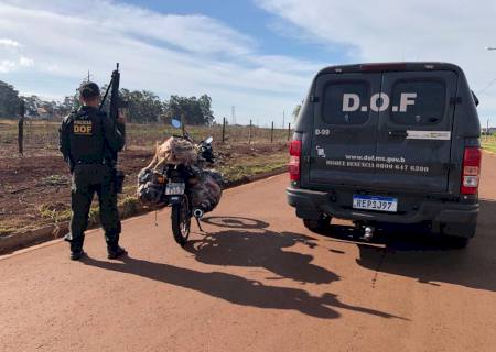 Dupla é flagrada transportando 22 kg de maconha em uma moto em Dourados