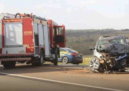 Colisão frontal entre veículos mata mulher e deixa irmão ferido na BR-158