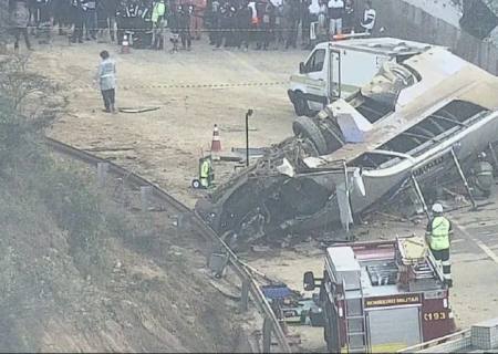 Ônibus com torcedores do Corinthians capota na Fernão Dias; bombeiros confirmam 7 mortes