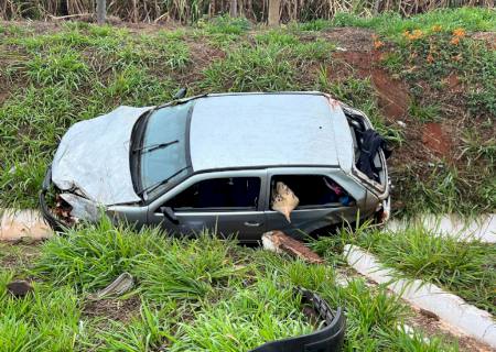 Carro sai da pista, capota e cai em vala às margens da MS-134 entre Nova Andradina e Batayporã