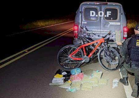 Dupla é flagrada transportando drogas em bicicletas em Amambai