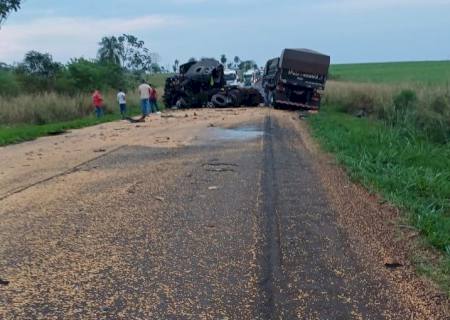 Batida entre carretas deixa trânsito interditado entre Ivinhema e Deodápolis