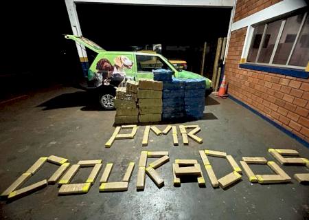 Carro com adesivo de pet shop é apreendido com 425 kg de maconha em Dourados