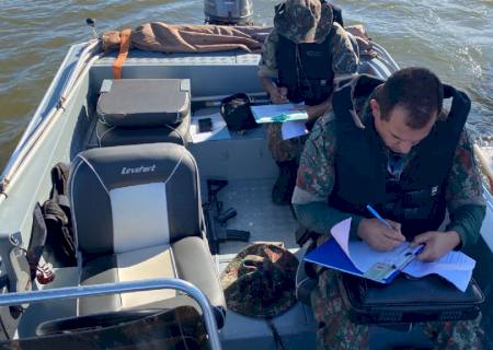 Três pescadores paranaenses são autuados por pesca predatória no rio Paraná