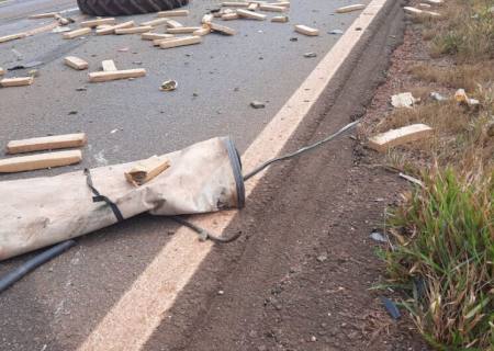 Jovem morre ao colidir Saveiro carregada com maconha em carreta na MS-164