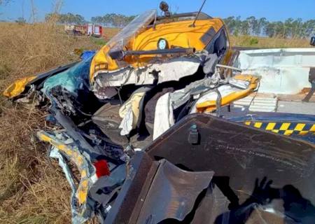 Policial fica em estado grave após viatura colidir de frente com carreta