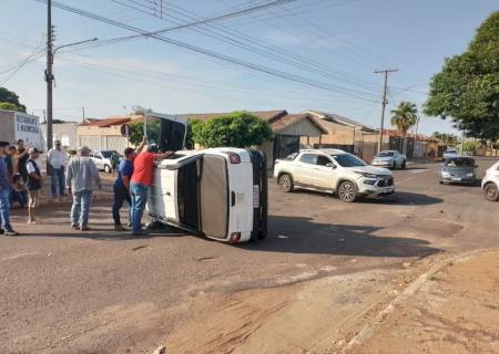 Após colisão, picape tomba na região central de Nova Andradina