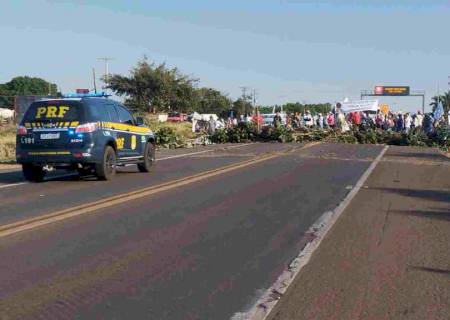 Movimento indígena bloqueia totalmente trecho da BR-163 em Campo Grande