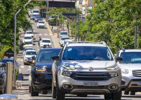 Prazo para licenciar veículos com placa final 0 termina na terça-feira