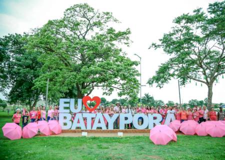 Mobilização se destaca com guarda-chuvas e finaliza Outubro Rosa em Batayporã