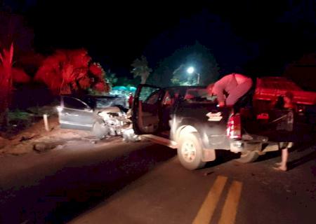 Colisão frontal entre veículos mata uma pessoa e deixa outras duas feridas na MS-276 em Anaurilândia