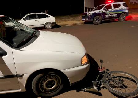 Adolescente de bicicleta cruza via preferencial e é colhido por carro em Nova Andradina