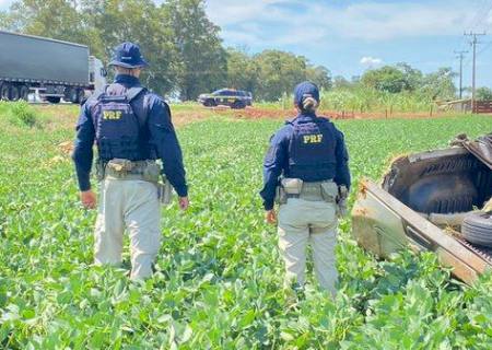 Picape com mais de meia tonelada de maconha capota durante fuga da PRF na Capital