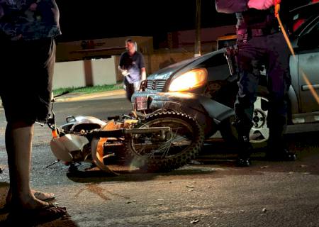 Adolescentes ficam feridos em acidente envolvendo carro e moto em Ivinhema