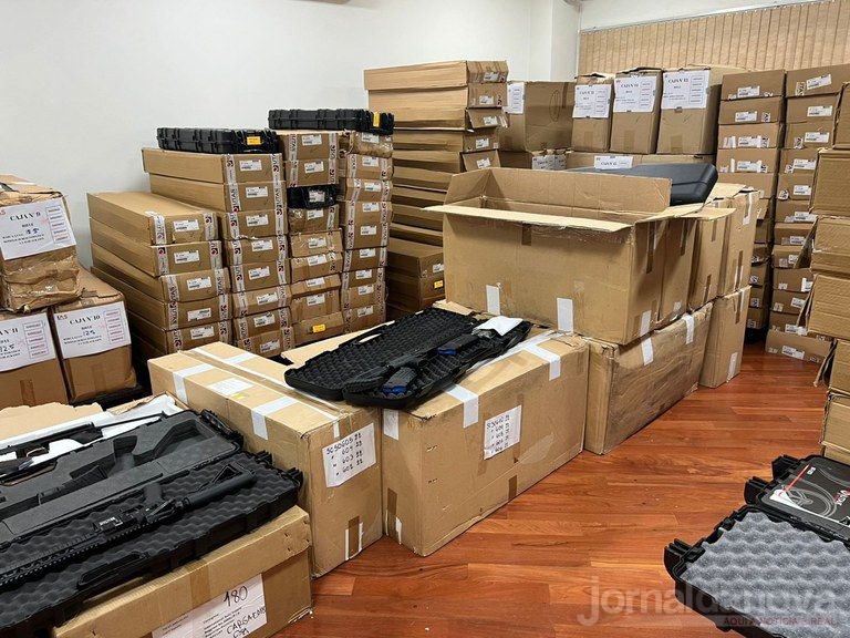PF faz operação para prender 31 suspeitos de vender 43 mil armas a facções brasileiras