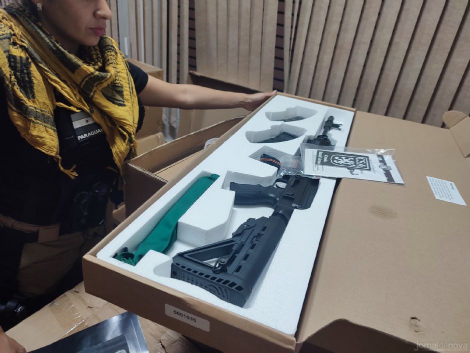 PF faz operação para prender 31 suspeitos de vender 43 mil armas a facções brasileiras