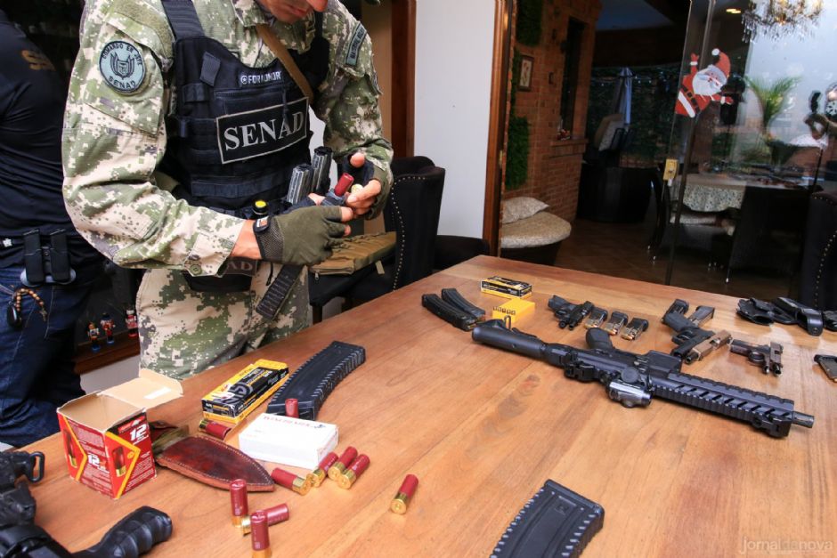 PF faz operação para prender 31 suspeitos de vender 43 mil armas a facções brasileiras