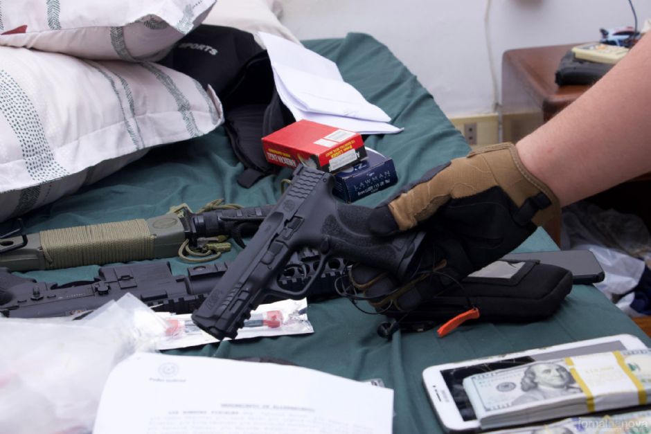 PF faz operação para prender 31 suspeitos de vender 43 mil armas a facções brasileiras