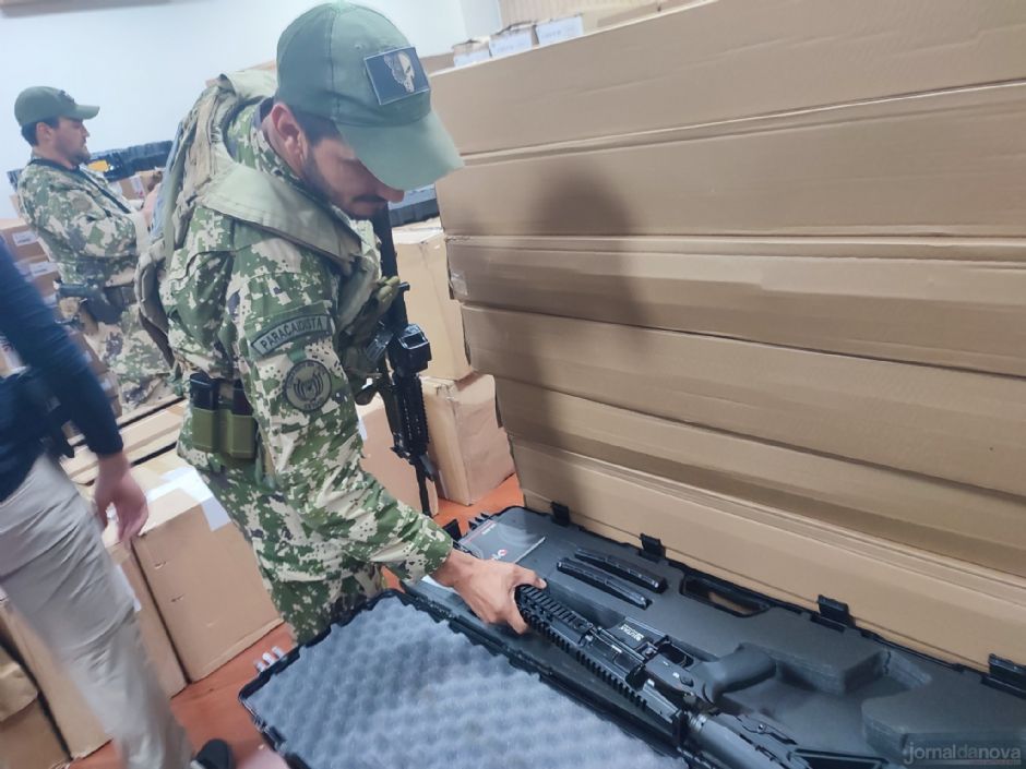 PF faz operação para prender 31 suspeitos de vender 43 mil armas a facções brasileiras