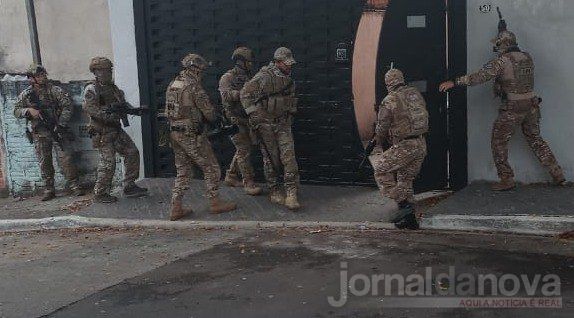PF faz operação para prender 31 suspeitos de vender 43 mil armas a facções brasileiras