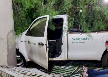 Após perda de controle, picape invade residência no Portal do Parque