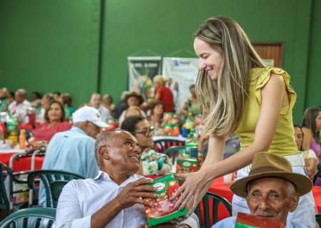 Confraternização do Conviver atrai cerca de 250 idosos para celebrar clima natalino